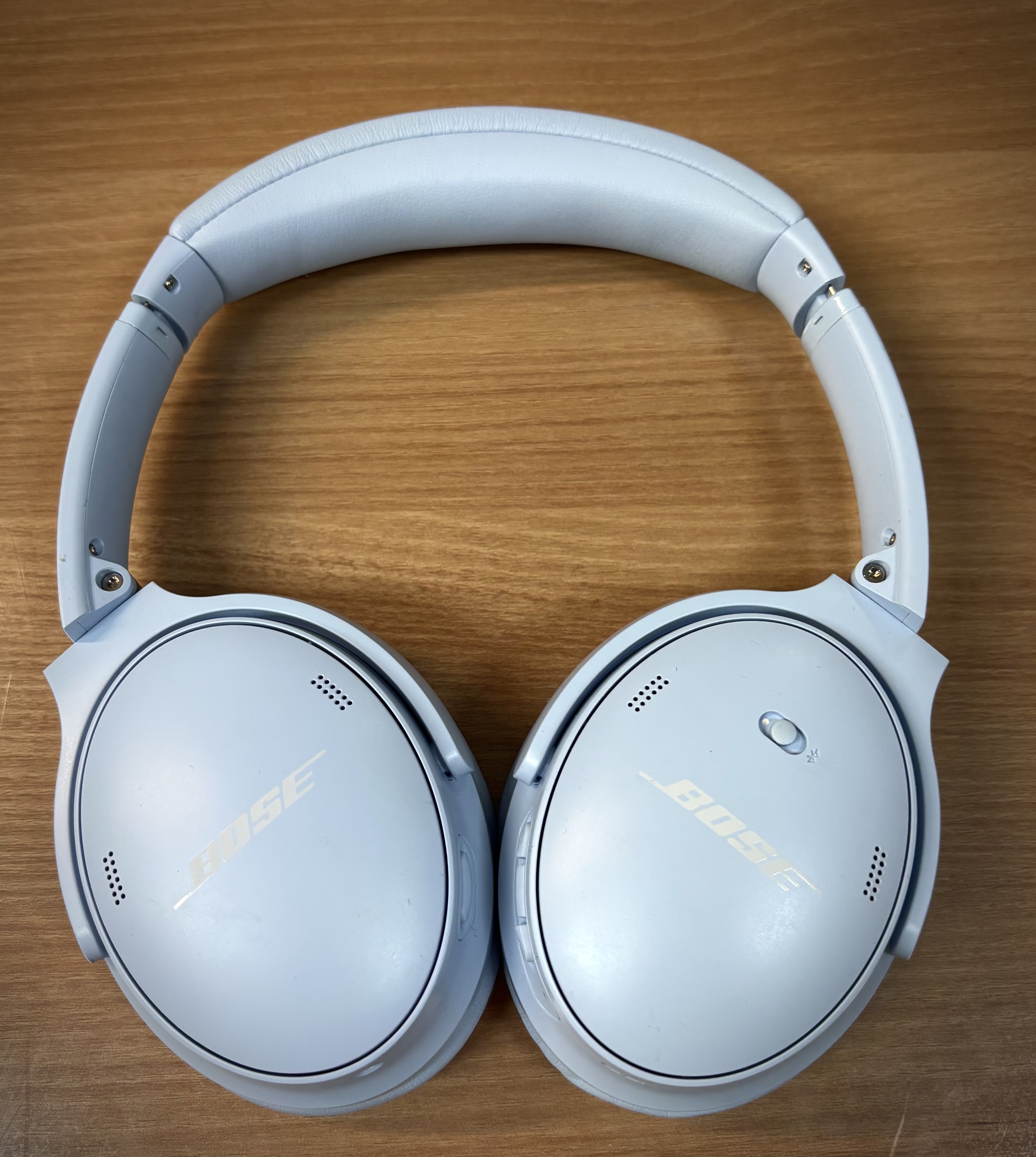 Bose QuietComfort 45 헤드폰 문스톤 블루 색상입니다